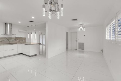 House in Miami Lakes, Florida 3 bedrooms, 170.29 sq.m. № 2392788 - photo 13