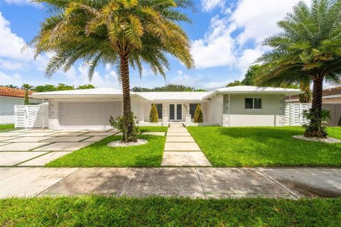 House in Miami Lakes, Florida 3 bedrooms, 170.29 sq.m. № 2392788