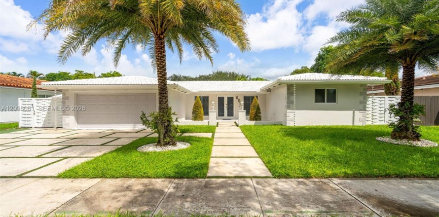 House in Miami Lakes, Florida 3 bedrooms, 170.29 sq.m. № 2392788