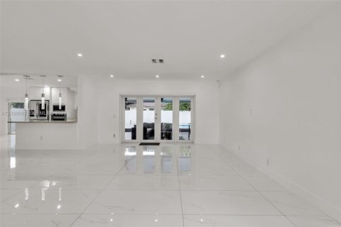 House in Miami Lakes, Florida 3 bedrooms, 170.29 sq.m. № 2392788 - photo 4