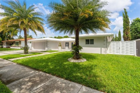 House in Miami Lakes, Florida 3 bedrooms, 170.29 sq.m. № 2392788 - photo 3
