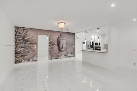 House in Miami Lakes, Florida 3 bedrooms, 170.29 sq.m. № 2392788 - photo 8