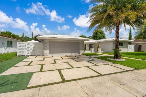 House in Miami Lakes, Florida 3 bedrooms, 170.29 sq.m. № 2392788 - photo 2