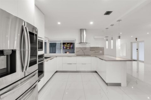 House in Miami Lakes, Florida 3 bedrooms, 170.29 sq.m. № 2392788 - photo 11