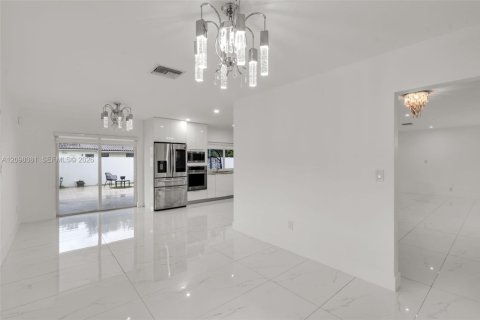 House in Miami Lakes, Florida 3 bedrooms, 170.29 sq.m. № 2392788 - photo 14