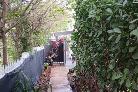 Casa en alquiler en Hollywood, Florida, 1 dormitorio, 109.81 m2 № 2056740 - foto 2