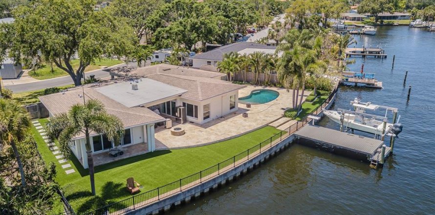 House in Saint Petersburg, Florida 4 bedrooms, 253.34 sq.m. № 1744591