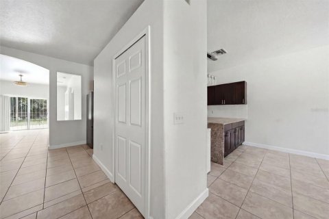 House in Orlando, Florida 4 bedrooms, 126.35 sq.m. № 2210362 - photo 8