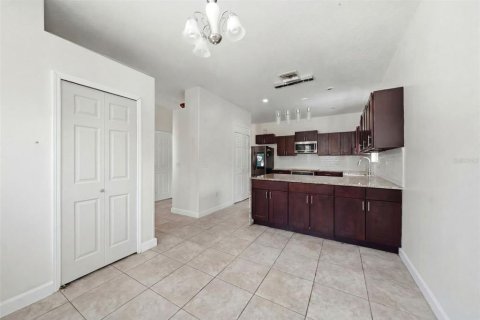 House in Orlando, Florida 4 bedrooms, 126.35 sq.m. № 2210362 - photo 5