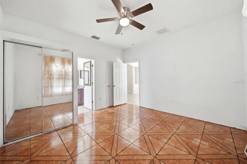 House in Orlando, Florida 4 bedrooms, 126.35 sq.m. № 2210362 - photo 17