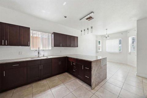 House in Orlando, Florida 4 bedrooms, 126.35 sq.m. № 2210362 - photo 6