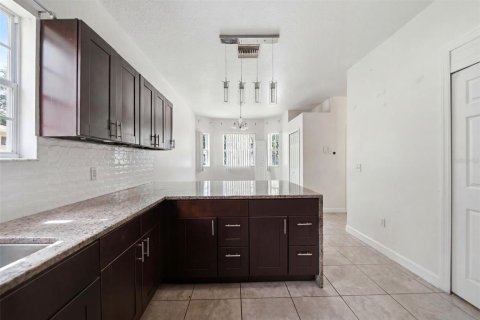 House in Orlando, Florida 4 bedrooms, 126.35 sq.m. № 2210362 - photo 4