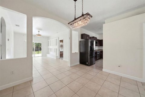 House in Orlando, Florida 4 bedrooms, 126.35 sq.m. № 2210362 - photo 7