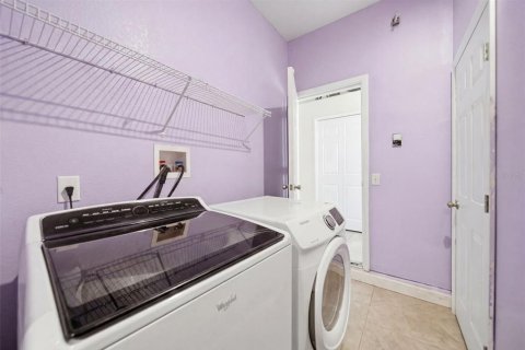 House in Orlando, Florida 4 bedrooms, 126.35 sq.m. № 2210362 - photo 25