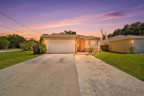 House in Orlando, Florida 4 bedrooms, 126.35 sq.m. № 2210362
