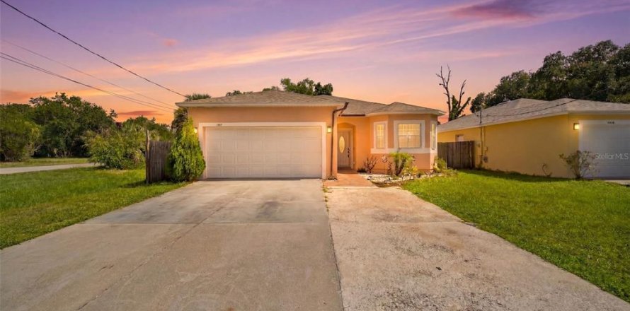 House in Orlando, Florida 4 bedrooms, 126.35 sq.m. № 2210362