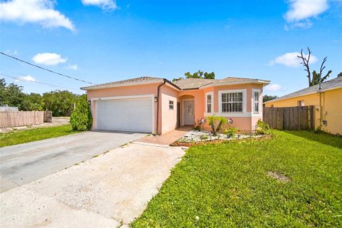 House in Orlando, Florida 4 bedrooms, 126.35 sq.m. № 2210362 - photo 3