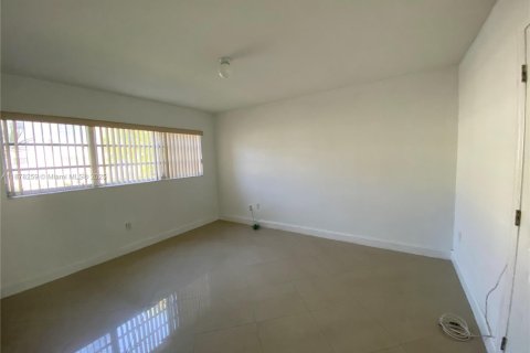 Condo in Miami, Florida, 1 bedroom  № 1922009 - photo 7