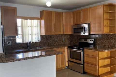Condo in Miami, Florida, 1 bedroom  № 1922009 - photo 3
