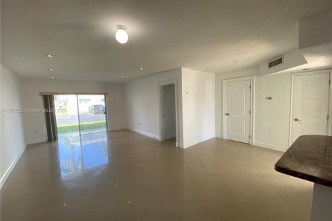 Condo in Miami, Florida, 1 bedroom  № 1922009 - photo 5