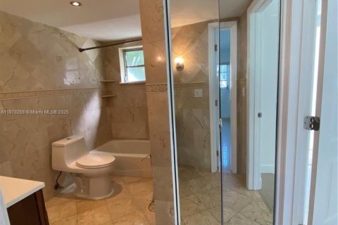 Condo in Miami, Florida, 1 bedroom  № 1922009 - photo 10