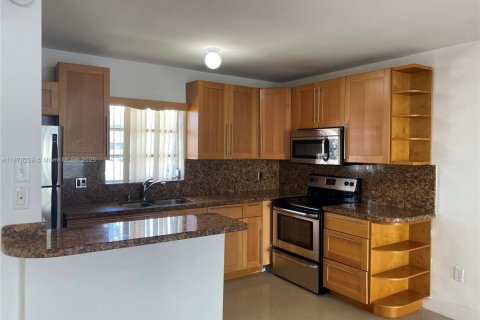 Condo in Miami, Florida, 1 bedroom  № 1922009 - photo 2