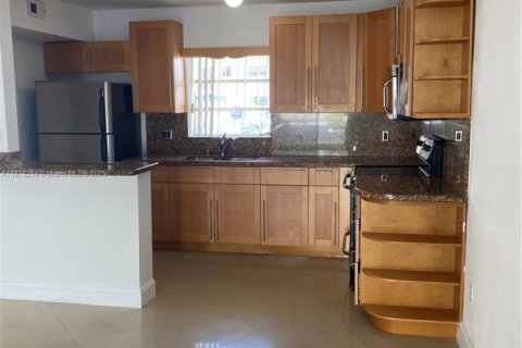 Condo in Miami, Florida, 1 bedroom  № 1922009 - photo 1
