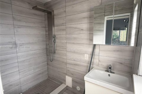 Commercial property in Miami, Florida № 2029763 - photo 18