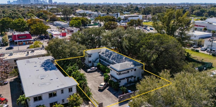 Commercial property in Miami, Florida № 2029763