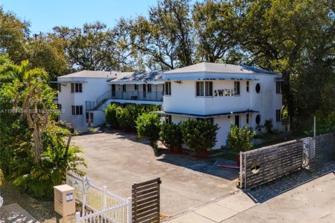 Commercial property in Miami, Florida № 2029763 - photo 2