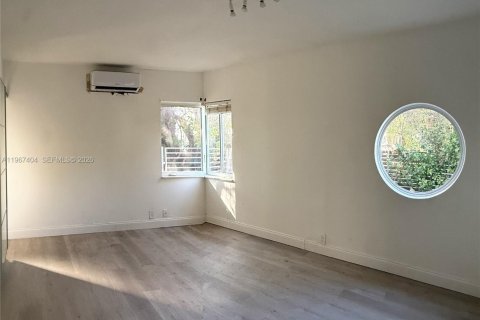 Commercial property in Miami, Florida № 2029763 - photo 17