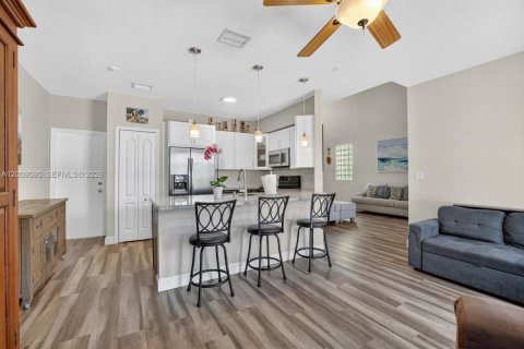 House in Miramar, Florida 3 bedrooms, 163.6 sq.m. № 2072823 - photo 13