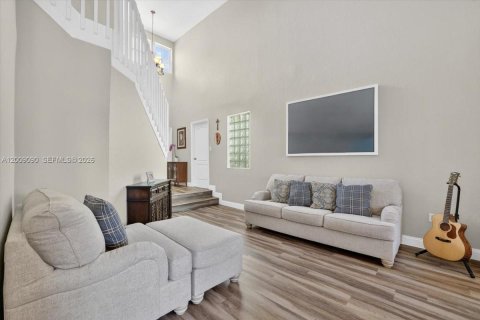 House in Miramar, Florida 3 bedrooms, 163.6 sq.m. № 2072823 - photo 7