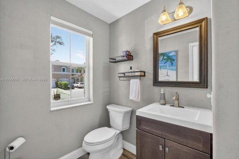 House in Miramar, Florida 3 bedrooms, 163.6 sq.m. № 2072823 - photo 29