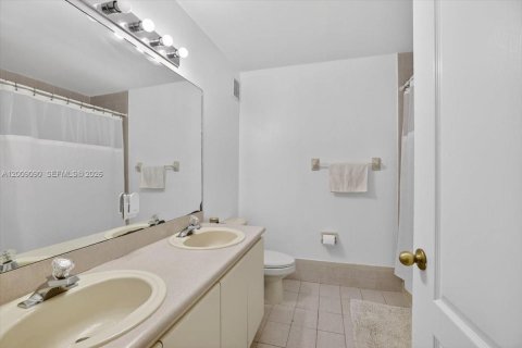 House in Miramar, Florida 3 bedrooms, 163.6 sq.m. № 2072823 - photo 30
