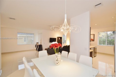 Снять в аренду виллу или дом в Уэстон, Флорида 4 спальни, 167.41м2, № 2004478 - фото 3