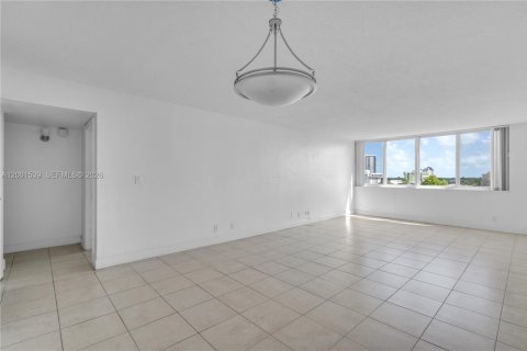 Condo in Miami, Florida, 2 bedrooms  № 2068340 - photo 3