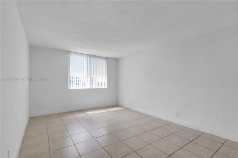 Condo in Miami, Florida, 2 bedrooms  № 2068340 - photo 15