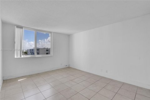 Condo in Miami, Florida, 2 bedrooms  № 2068340 - photo 11