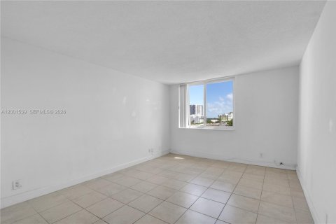 Condo in Miami, Florida, 2 bedrooms  № 2068340 - photo 10