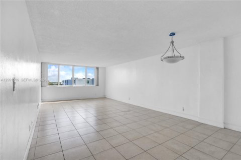 Condo in Miami, Florida, 2 bedrooms  № 2068340 - photo 2