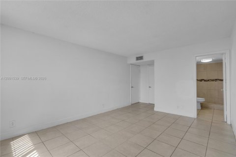 Condo in Miami, Florida, 2 bedrooms  № 2068340 - photo 16