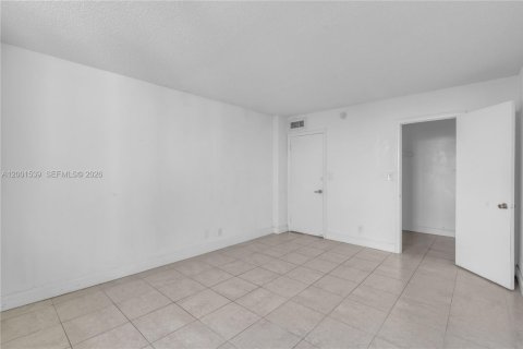 Condo in Miami, Florida, 2 bedrooms  № 2068340 - photo 12