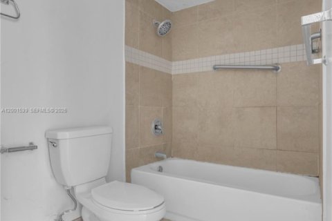 Condo in Miami, Florida, 2 bedrooms  № 2068340 - photo 9