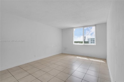 Condo in Miami, Florida, 2 bedrooms  № 2068340 - photo 14