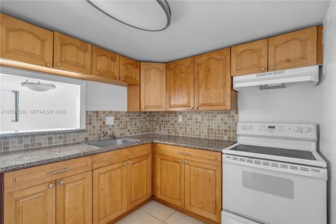 Condo in Miami, Florida, 2 bedrooms  № 2068340 - photo 8