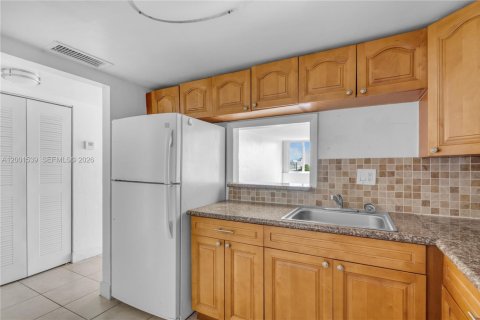 Condo in Miami, Florida, 2 bedrooms  № 2068340 - photo 7
