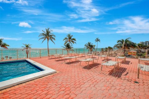 Condo in Hollywood, Florida, 1 bedroom  № 1702102 - photo 18