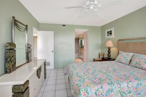 Condo in Hollywood, Florida, 1 bedroom  № 1702102 - photo 12