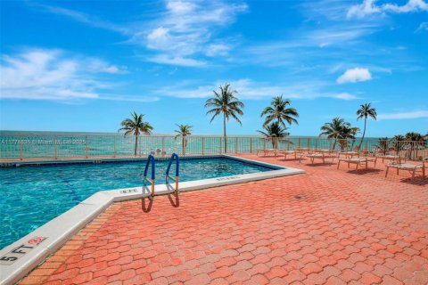 Condo in Hollywood, Florida, 1 bedroom  № 1702102 - photo 19